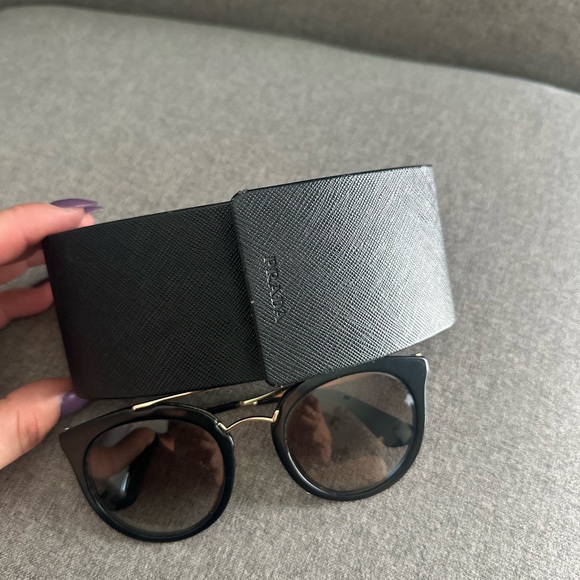 Authentic Prada sunglasses in good condition - Picture 7 of 8